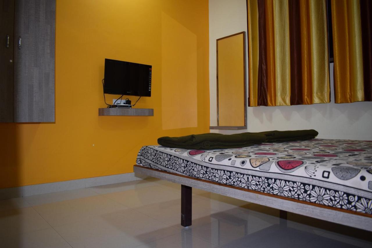Vrundavan Hotel And Lodging Akalkot Dış mekan fotoğraf